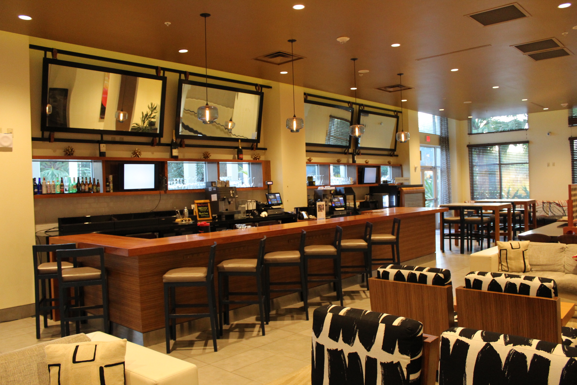 The lobby bar at Wyndham Orlando Resort International Drive